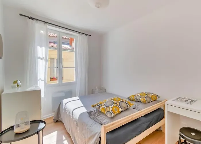 2 Bedroom Apartment In The Heart Of Marseille